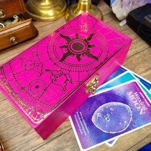 Boîte à bijoux personnalisée The Sun en rose vif | Rangement pour cristaux et tarot, coffre Oracle de style bohème sorcière, souvenir en or rose fabriqué au Royaume-Uni