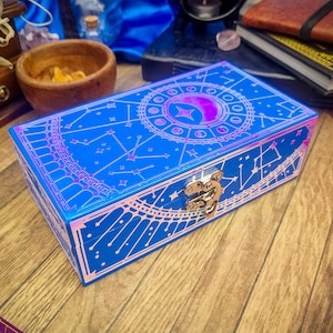 Joyero personalizado con diseño de luna celestial, almacenamiento de cristales y tarot, cofre espacial de brujas wiccanas, almacenamiento del zodíaco iridiscente, recuerdo bohemio del Reino Unido