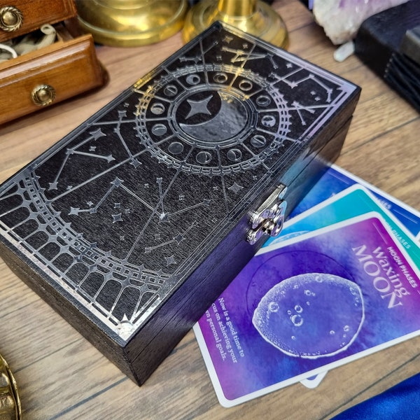 Boîte à bijoux personnalisée The Moon en noir | Cristaux et stockage de tarot, coffre Oracle de style boho sorcier, souvenir métallique argenté fabriqué au Royaume-Uni