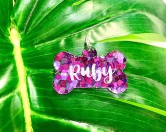 Rosa y corazones púrpuras etiqueta de perro de resina personalizada