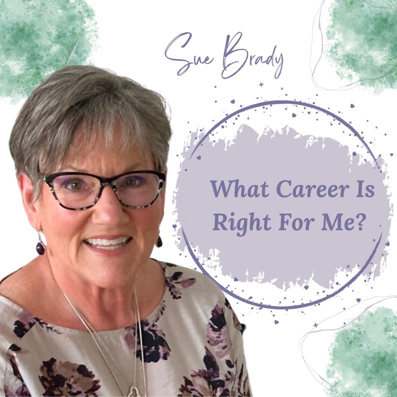 K&ouml;nnte beinhalten: Eine Frau mit Brille und einem Oberteil mit Blumenmuster. Das Bild enth&auml;lt den Text "What Career Is Right For Me?" in einem lila Kreis und den Namen "Sue Brady" in Schreibschrift dar&uuml;ber. Gr&uuml;ne und violette Akzente im Aquarellstil befinden sich im Hintergrund.