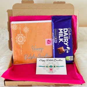 Glückliche Raksha Bandhan Geschenkbox | Handgemachte Baumwoll Rakri | Raksha Bandhan Karte | Ferrero Rocher Stab | Milch Bar | Perfektes Briefkastengeschenk