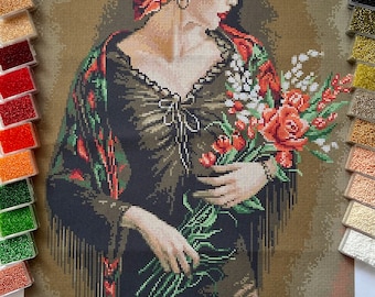 Könnte beinhalten: Eine Frau in einem schwarzen Kleid mit einem roten Schal hält einen Strauß roter und weißer Blumen. Der Hintergrund ist ein braunes und beigefarbenes Muster.