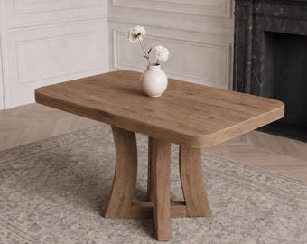 Rechthoekige eettafel van gerecycled eikenhout met een sculpturaal gebogen onderstel, perfect voor moderne keukens.