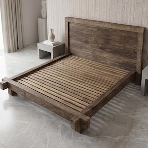 Traditioneel bedframe van gerecycled eikenhout, handgemaakt platformbed met opvallend hoofdbord.