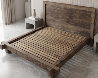 Struttura letto in rovere di recupero, letto a piattaforma artigianale con testiera di grande impatto.