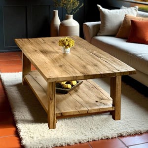 Rustikaler Couchtisch aus Altholz mit Regal