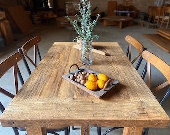 Kleine eettafel van teruggewonnen hout, teruggewonnen keukentafel, rustieke terraseettafel van hout, terrasmeubilair, boerderijverandatafel