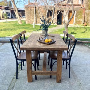 Tavolo da pranzo artigianale in legno di recupero: tavolo da cucina rustico in stile fattoria immagine 15