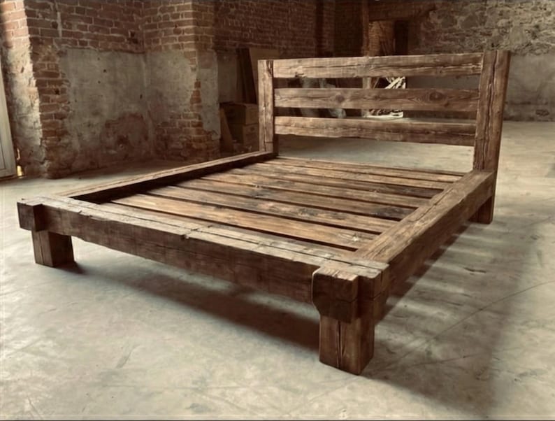 Struttura letto in stile rustico da fattoria – Realizzata a mano con struttura in legno di recupero, disponibile nelle misure singolo e matrimoniale. immagine 2