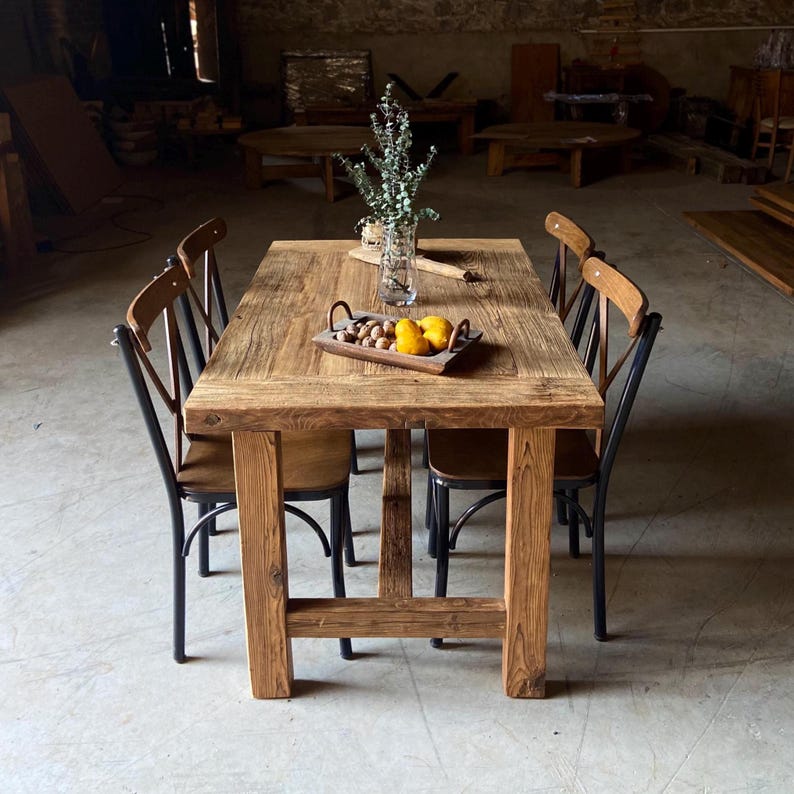 Tavolo da pranzo artigianale in legno di recupero: tavolo da cucina rustico in stile fattoria immagine 1