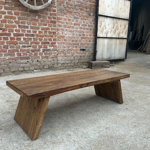 Mesa de centro Japandi moderna: madera de roble reciclada hecha a mano, diseño bajo y sostenible. imagen 13