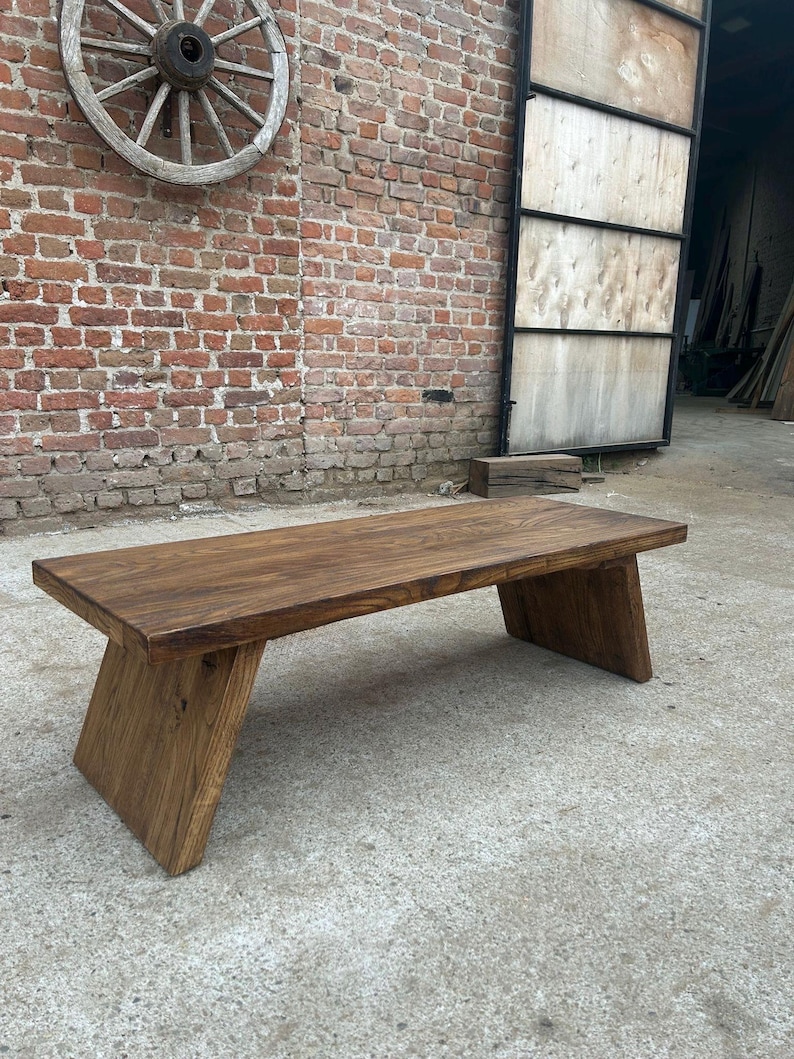 Mesa de centro Japandi moderna: madera de roble reciclada hecha a mano, diseño bajo y sostenible. imagen 13