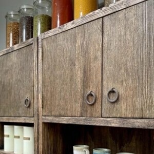 Armario de cocina de roble macizo recuperado: diseño moderno orgánico y artesanal. imagen 8