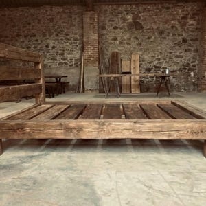 Struttura letto in stile rustico da fattoria – Realizzata a mano con struttura in legno di recupero, disponibile nelle misure singolo e matrimoniale. immagine 12