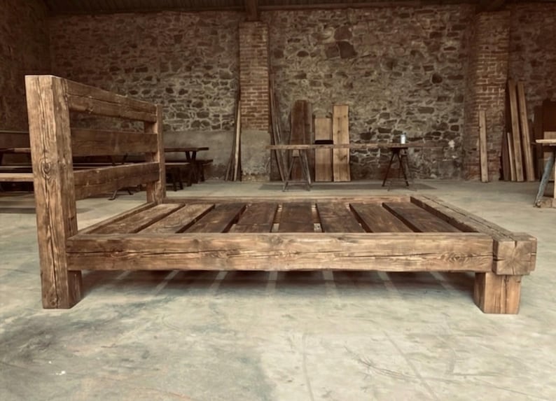 Struttura letto in stile rustico da fattoria – Realizzata a mano con struttura in legno di recupero, disponibile nelle misure singolo e matrimoniale. immagine 12