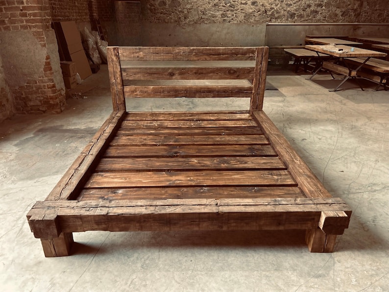 Pu&ograve; includere: Una struttura letto in legno rustico con un design semplice. La struttura &egrave; realizzata con spessi assi di legno invecchiato e ha una finitura marrone naturale.