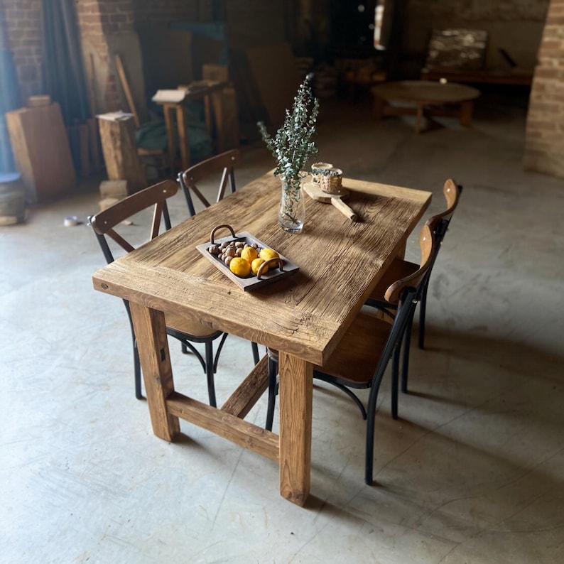 Tavolo da pranzo artigianale in legno di recupero: tavolo da cucina rustico in stile fattoria immagine 7