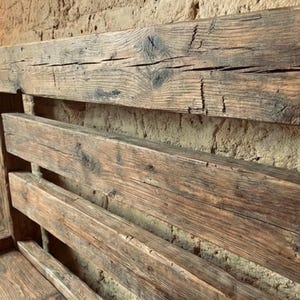 Struttura letto in stile rustico da fattoria – Realizzata a mano con struttura in legno di recupero, disponibile nelle misure singolo e matrimoniale. immagine 15