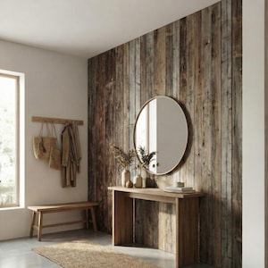 Könnte beinhalten: Ein rustikaler Eingangsbereich mit einem Holztisch, einem runden Spiegel und einer Holzbank. Die Wand ist mit Altholz verkleidet. Dekorative Vasen und getrocknete Pflanzen stehen auf dem Tisch. Ein Garderobenständer und gewebte Taschen hängen an der Wand.