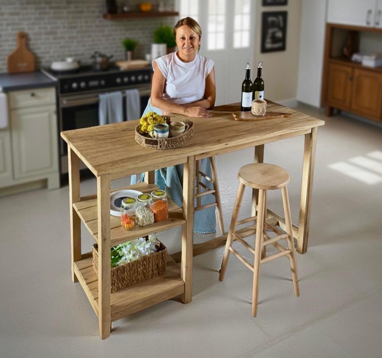 Cocina De Granja Con Vigas De Madera Y Mesa De Comedor Rústica Stock de  ilustración - Ilustración de suelos, cortijo: 378282662, image size:1244x1166