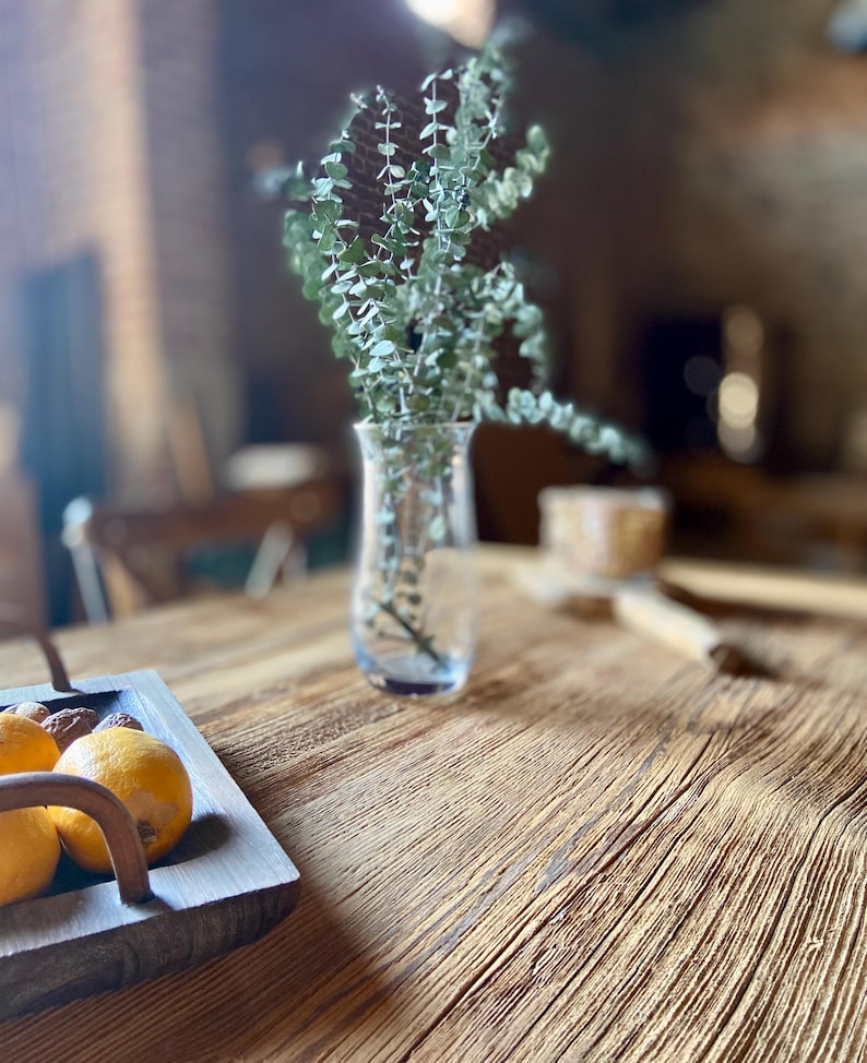 Tavolo da pranzo artigianale in legno di recupero: tavolo da cucina rustico in stile fattoria immagine 3