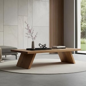 Puede incluir: Una mesa de centro de madera moderna con acabado natural. La mesa tiene un dise&ntilde;o de patas anguladas y est&aacute; colocada sobre una alfombra redonda de color claro. Un jarr&oacute;n con flores y objetos decorativos encima.