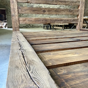 Pu&ograve; includere: Una struttura letto in legno rustico con una testata a doghe. Il telaio &egrave; realizzato in legno riciclato e ha una finitura naturale e invecchiata.