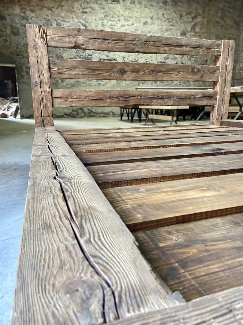 Pu&ograve; includere: Una struttura letto in legno rustico con una testata a doghe. Il telaio &egrave; realizzato in legno riciclato e ha una finitura naturale e invecchiata.