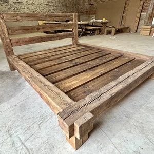 Pu&ograve; includere: Una struttura letto in legno rustico con testata e pediera a doghe. La struttura &egrave; realizzata in legno spesso e invecchiato con una finitura marrone naturale.