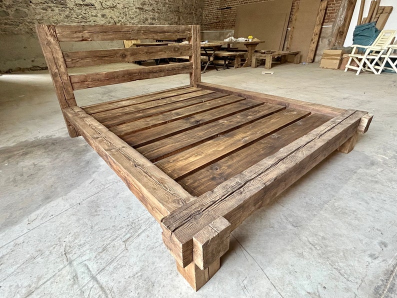 Pu&ograve; includere: Una struttura letto in legno rustico con testata e pediera a doghe. La struttura &egrave; realizzata in legno spesso e invecchiato con una finitura marrone naturale.