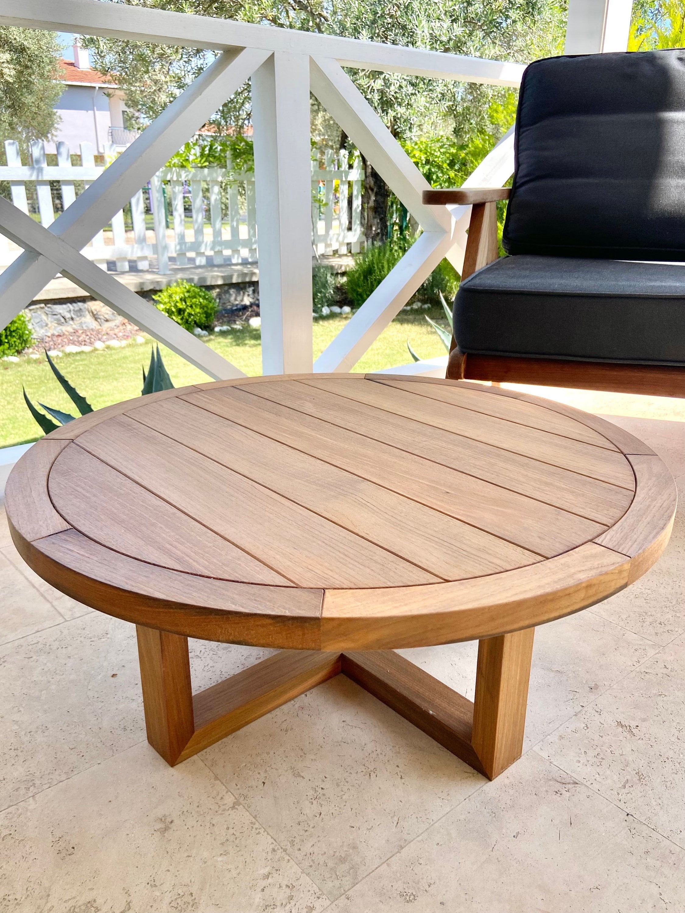Teak outdoor 2024 coffee table round