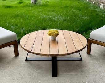 Holz Couchtisch im Freien rund, Terrasse Couchtisch Metallbeine, Gartenmöbel, runder Gartentisch, rustikaler runder Couchtisch