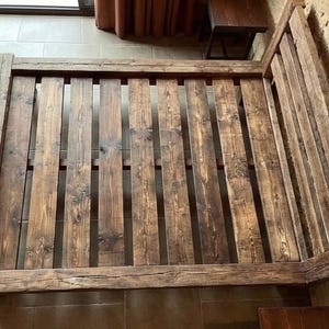 Struttura letto in stile rustico da fattoria – Realizzata a mano con struttura in legno di recupero, disponibile nelle misure singolo e matrimoniale. immagine 4