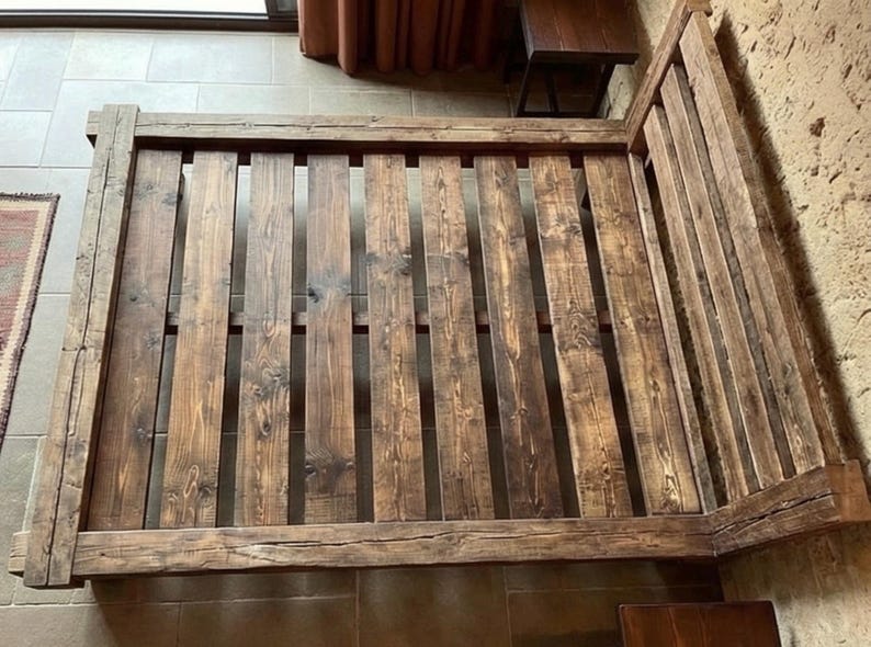 Struttura letto in stile rustico da fattoria – Realizzata a mano con struttura in legno di recupero, disponibile nelle misure singolo e matrimoniale. immagine 4