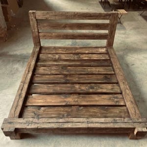 Struttura letto in stile rustico da fattoria – Realizzata a mano con struttura in legno di recupero, disponibile nelle misure singolo e matrimoniale. immagine 6