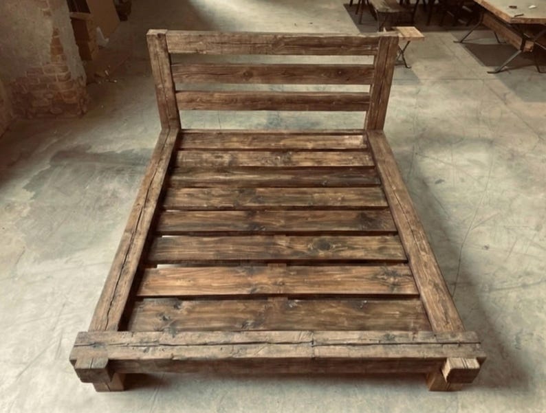 Struttura letto in stile rustico da fattoria – Realizzata a mano con struttura in legno di recupero, disponibile nelle misure singolo e matrimoniale. immagine 6