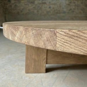 Tavolino rotondo in rovere riciclato – Design moderno, rustico e a basso profilo immagine 5