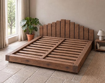 Può includere: Una struttura letto a piattaforma bassa realizzata in legno marrone scuro con venature visibili. La testiera presenta un design a gradini con doghe verticali di altezze variabili. La base del letto è composta da un sistema a doghe.