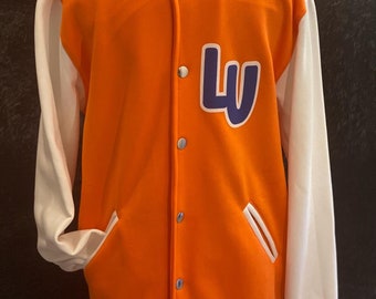 Puede incluir: Chaqueta de béisbol naranja y blanca con una letra "W" morada en la parte delantera. La chaqueta tiene un cuello y puños blancos con una raya blanca.
