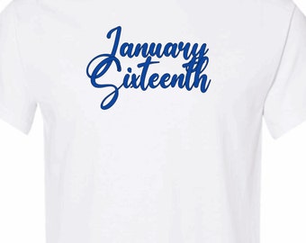 Puede incluir: Camiseta blanca con el texto "January Sixteenth" en letras cursivas azules.