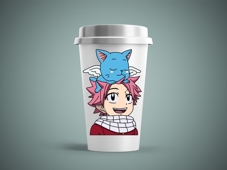 Op de afbeelding: Witte reistumbler met een cartoon afbeelding van een anime-personage met roze haar en een blauwe kat met vleugels op zijn hoofd.