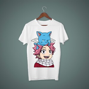 Op de afbeelding: Wit T-shirt met een cartoon afbeelding van een anime-personage met roze haar en een blauwe kat op zijn hoofd.