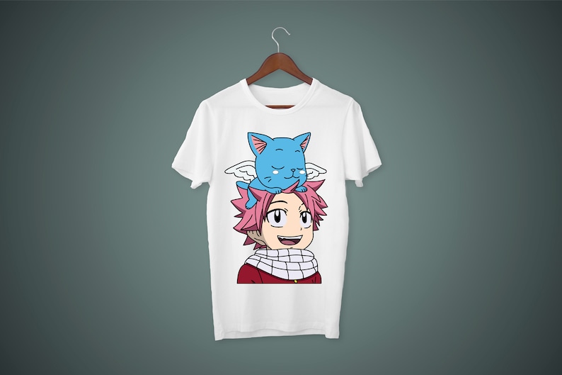 Op de afbeelding: Wit T-shirt met een cartoon afbeelding van een anime-personage met roze haar en een blauwe kat op zijn hoofd.
