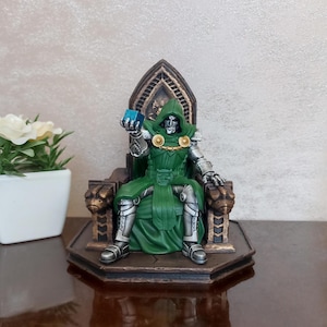 Dr. Doom on Throne Figur, handbemalte 3D gedruckte Harzstatue