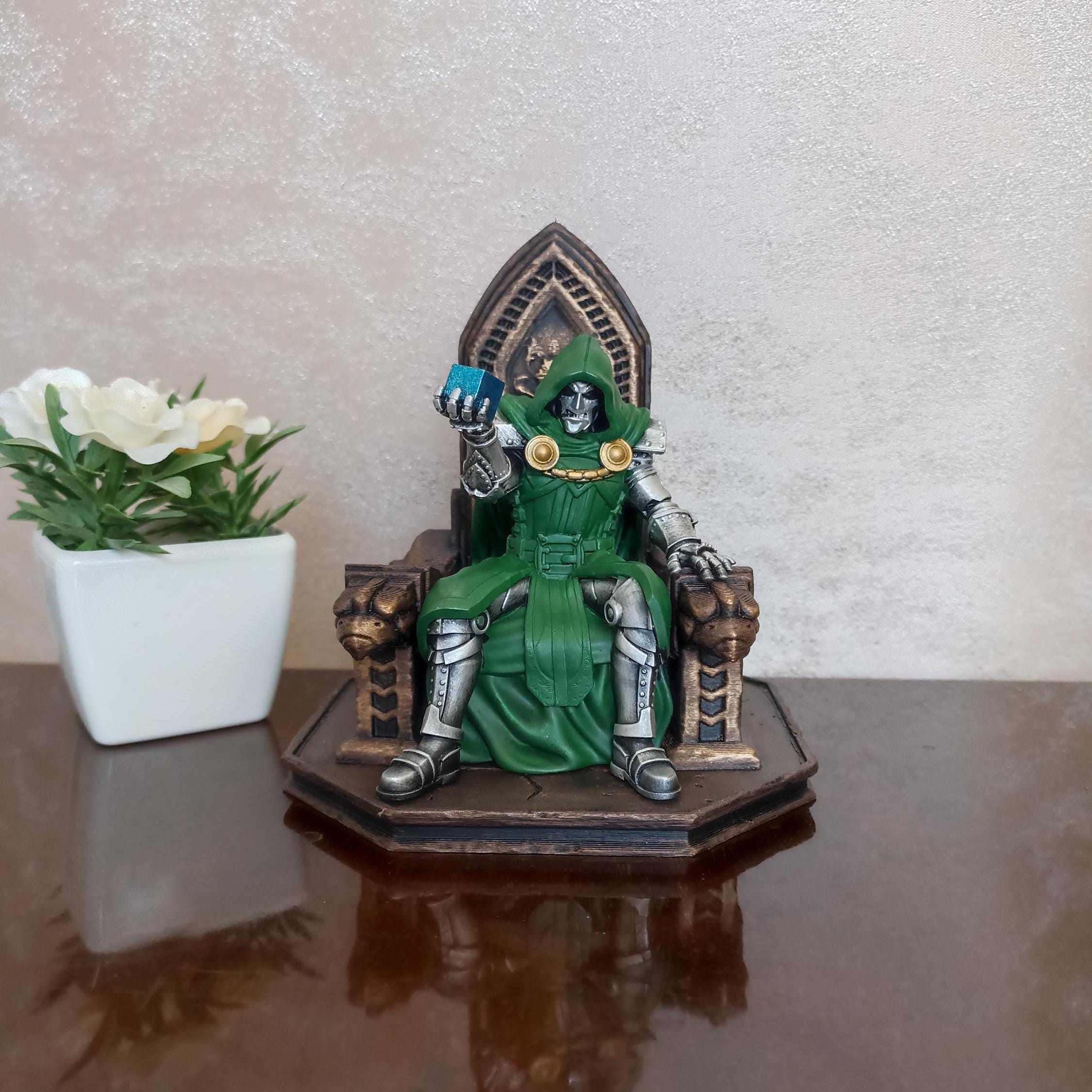 ドクター・ドゥームの玉座のフィギュア、手描きの3Dプリント樹脂像 