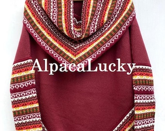 Può includere: Un maglione in alpaca color bordeaux con collo a lupetto e motivi geometrici colorati intorno al collo e alle maniche. Il maglione è realizzato in morbida lana di alpaca e ha una vestibilità comoda.