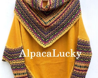 Può includere: Un maglione di lana di alpaca giallo con un motivo geometrico colorato attorno al collo e alle maniche. Il maglione ha un collo a lupetto e una vestibilità ampia. Il testo "AlpacaLucky" è visibile sul maglione.