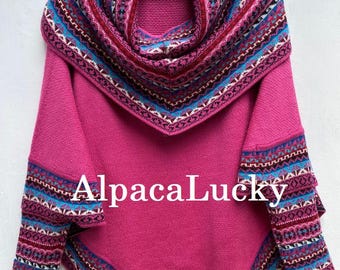 Può includere: Un poncho in lana di alpaca rosa con un motivo geometrico colorato attorno al collo, alle maniche e all'orlo. Il poncho ha un collo a lupetto ed è realizzato in Perù. Il testo "AlpacaLucky" è visibile sul davanti del poncho.