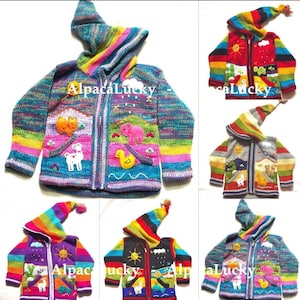 以下が含まれることがあります： 動物のアップリケが付いたカラフルなアルパカウール製のフード付きセーター6枚。セーターは虹色のストライプで、ジッパーで閉じられます。フードはコントラストカラーの裏地で、トップにポンポンが付いています。セーターには、ラマ、アヒル、ブタ、太陽などの動物のアップリケが付いています。